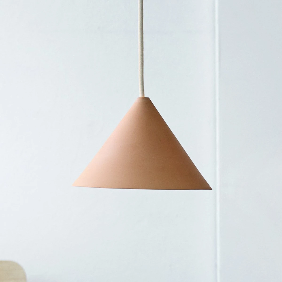 Moebe Ceramic Cone hængelampe i porcelæn, beige, Ø19 cm
