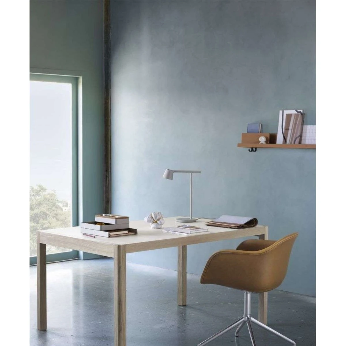 Muuto Tip Bordlampe - Light Green - Aluminium