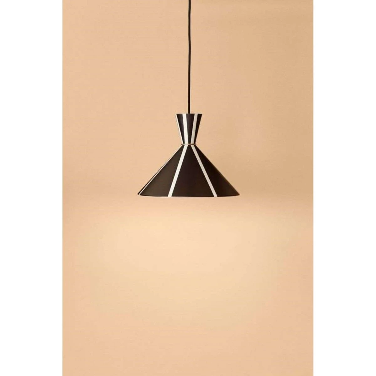 Warm Nordic Bloom Stripe pendellampe - Sort/Hvid, Ø 30 cm
