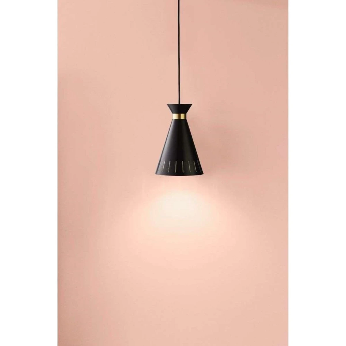 Warm Nordic Cone Pendellampe, Sort, Ø 16 cm