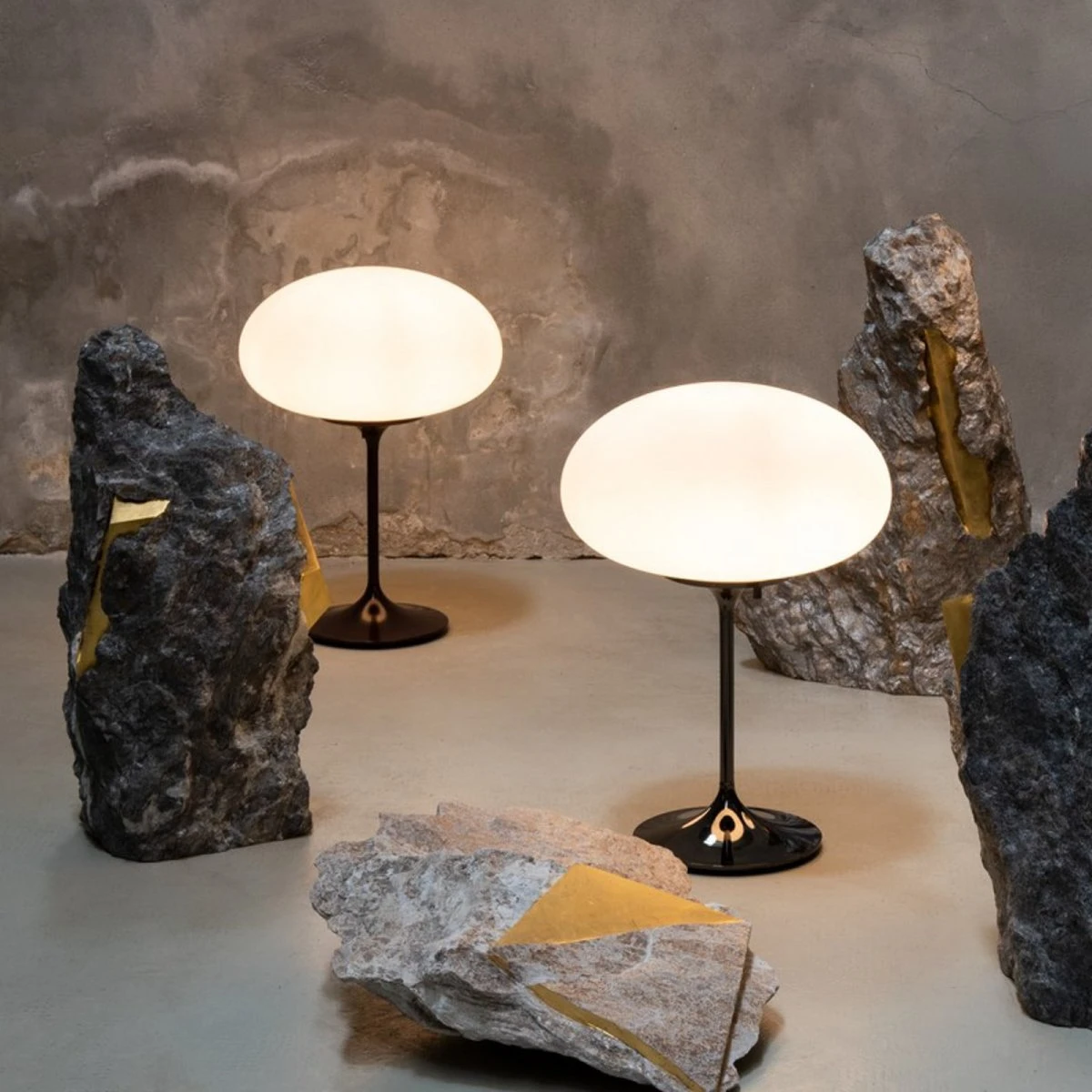 Gubi Stemlite bordlampe - Sort krom/Opal - 42 cm