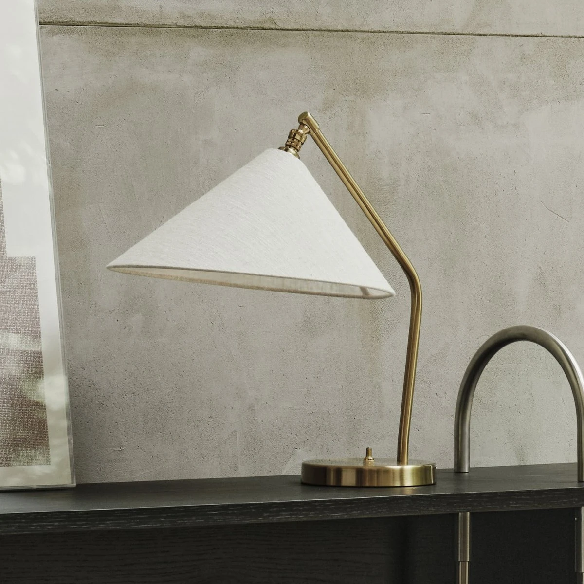 GUBI Gräshoppa Bordlampe Messing/Canvas E14