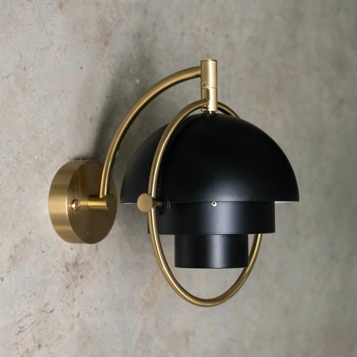 GUBI Multi-Lite væglampe - Sort metal med messing