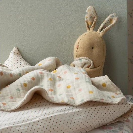 Maileg Lullaby Friends Kanin Cremegul m/ nusseklud - 17 cm