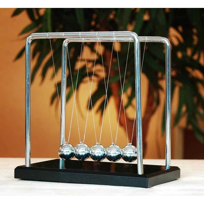 Stor Newtons vugge i træ og stål - dekorativt skrivebordsobjekt