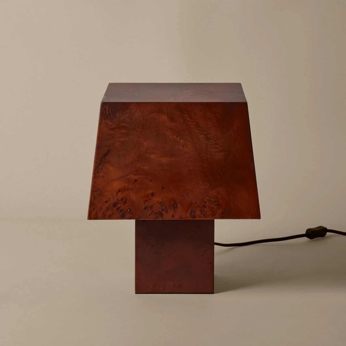 Ferm Living Burl bordlampe i mørkbejdset rodtræ, 33 cm