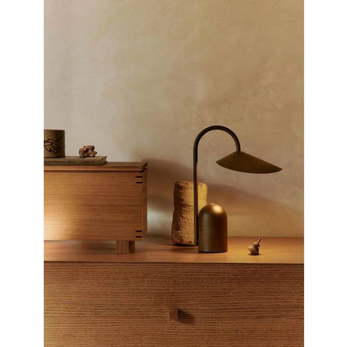 ferm LIVING Arum bærbar bordlampe - Dark Chocolate - IP44
