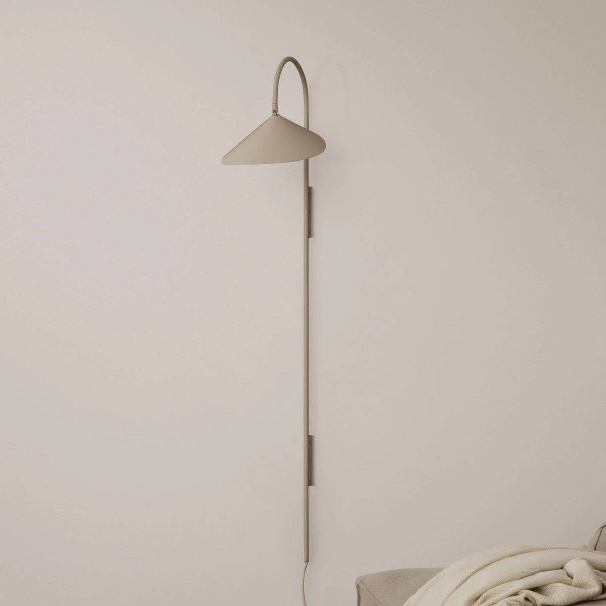 Ferm Living Arum Swivel Tall Væglampe - Cashmere