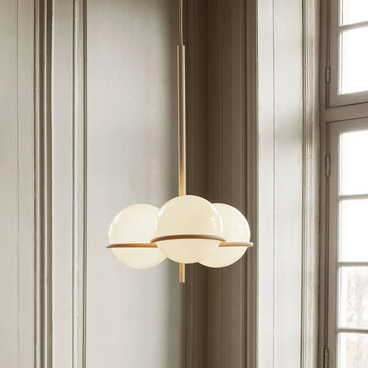 Ferm Living Era Pendel Cashmere - Designlampe i jern og opalglas