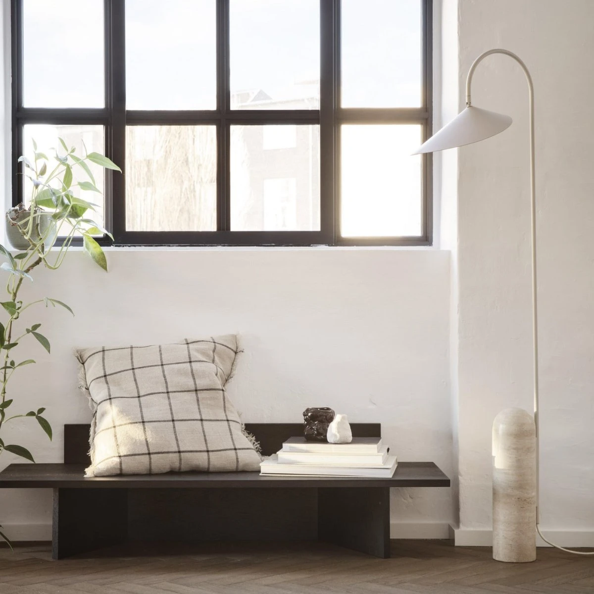 ferm LIVING Arum gulvlampe Cashmere, beige metal/marmor, 136 cm