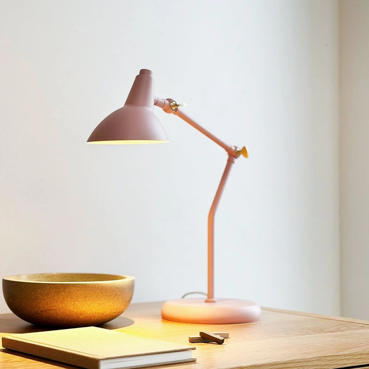 Dyberg Larsen Vela bordlampe, lyserød, 45 cm