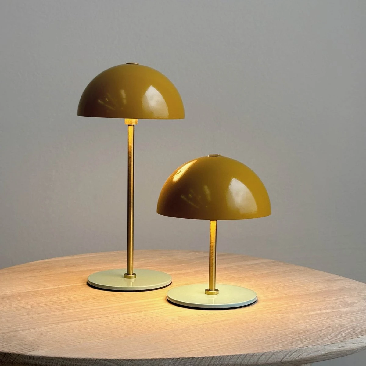 Dyberg Larsen Along LED-batteridrevet bordlampe, curry, 2-pak