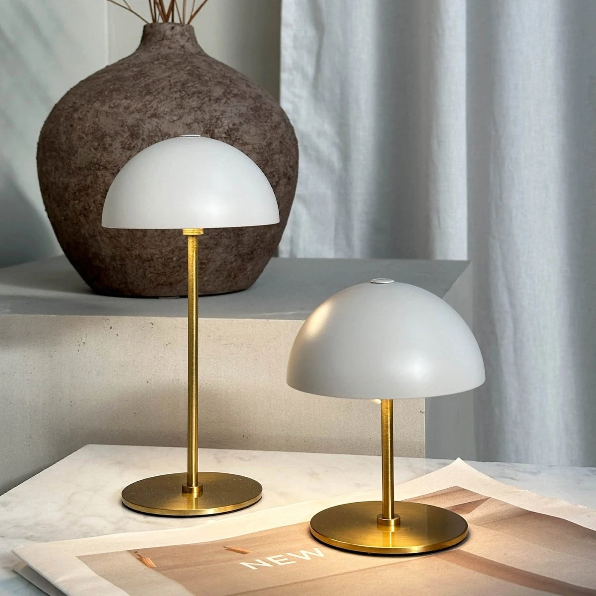 Dyberg Larsen Along LED-batteribordlampe, beige/messing (2-pak)