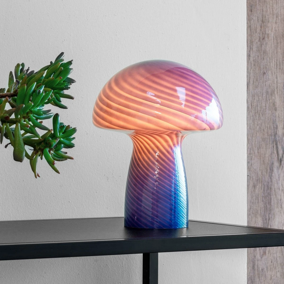 Dyberg Larsen Jenny Mushroom Bordlampe i Blåt Glas - 23 cm
