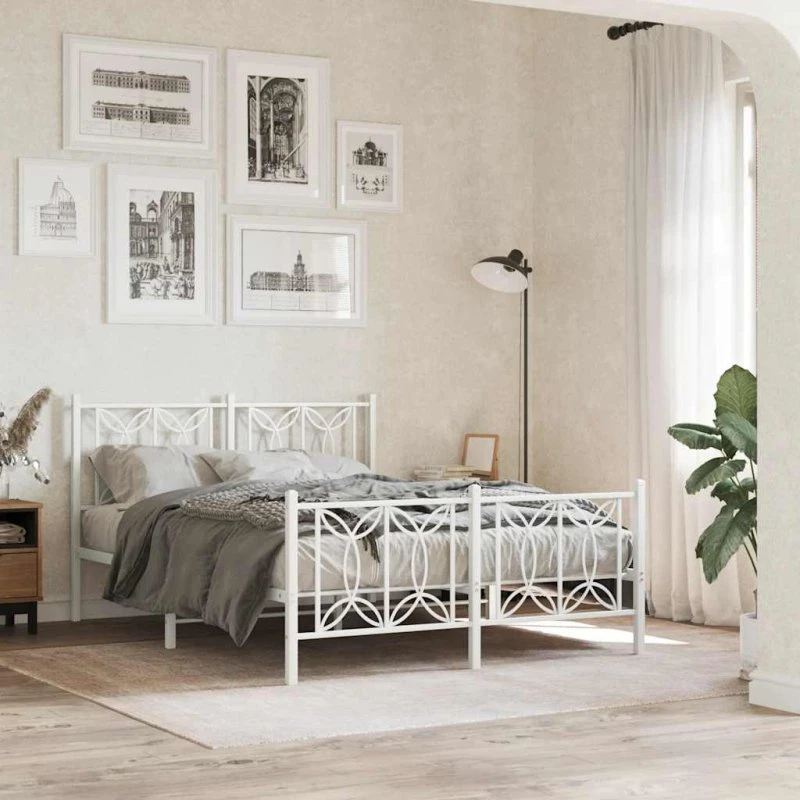 Sengeramme 135x190 cm i hvidt metal med gavl og fodgærde