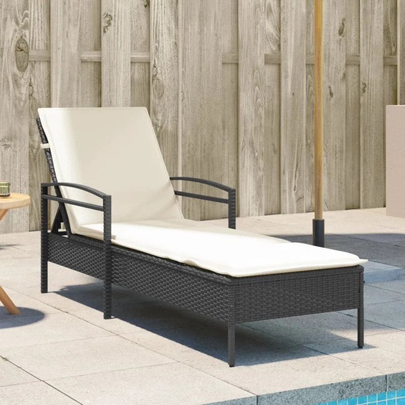 Liggestol i sort polyrattan med hynde 63x200x81 cm