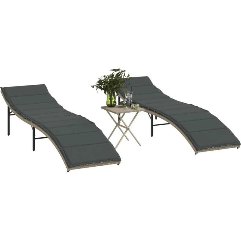 Liggestole 2 stk. med bord i lysegrå polyrattan