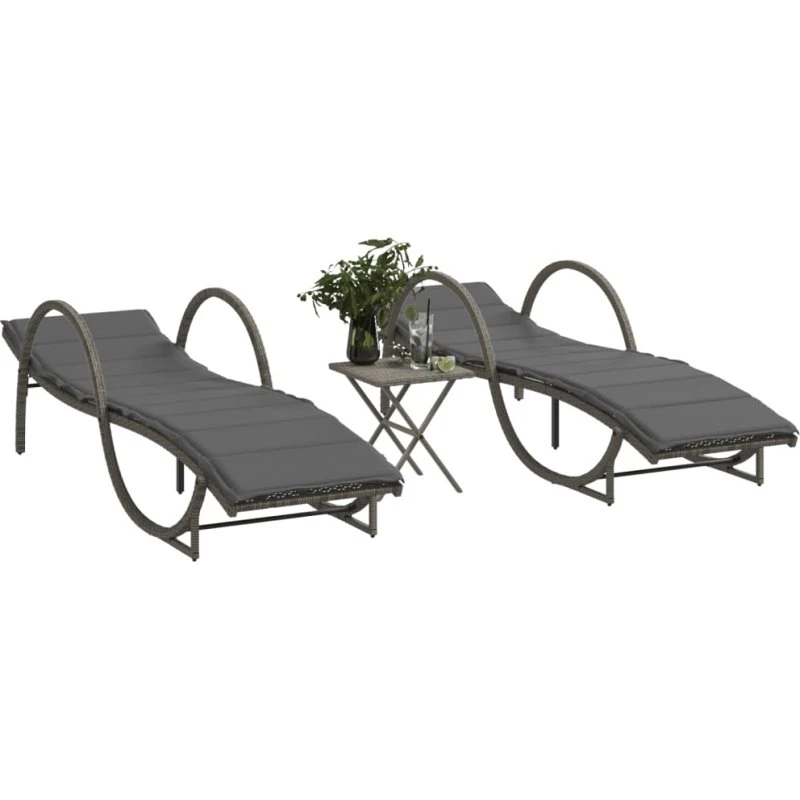 2 stk. liggestole med bord i grå polyrattan