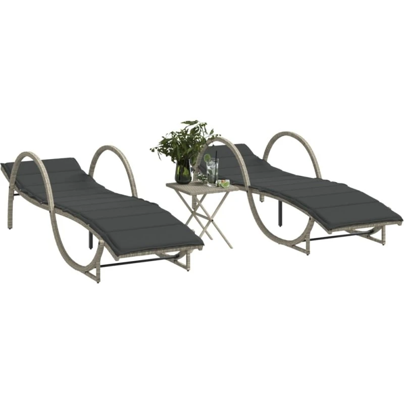 Liggestole 2 stk. med bord i lysegrå polyrattan