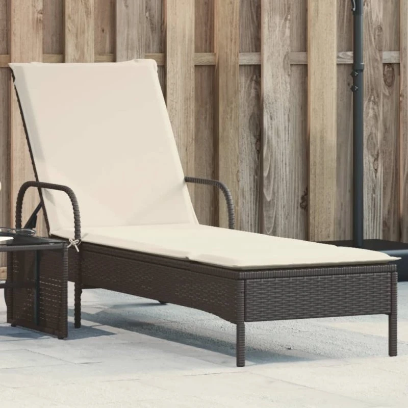 Liggestol med hjul og hynde i sort polyrattan