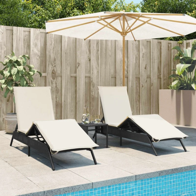 Liggestole 2 stk. med bord i sort polyrattan