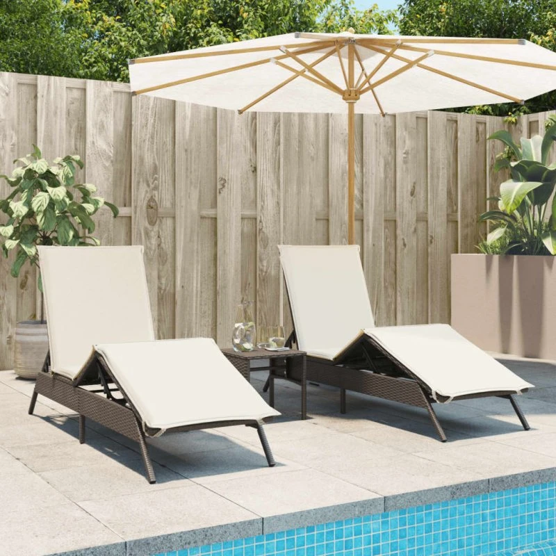 Liggestole 2 stk. med bord i brun polyrattan