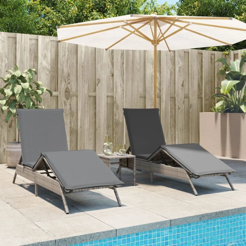 Liggestole 2 stk. med bord i grå polyrattan