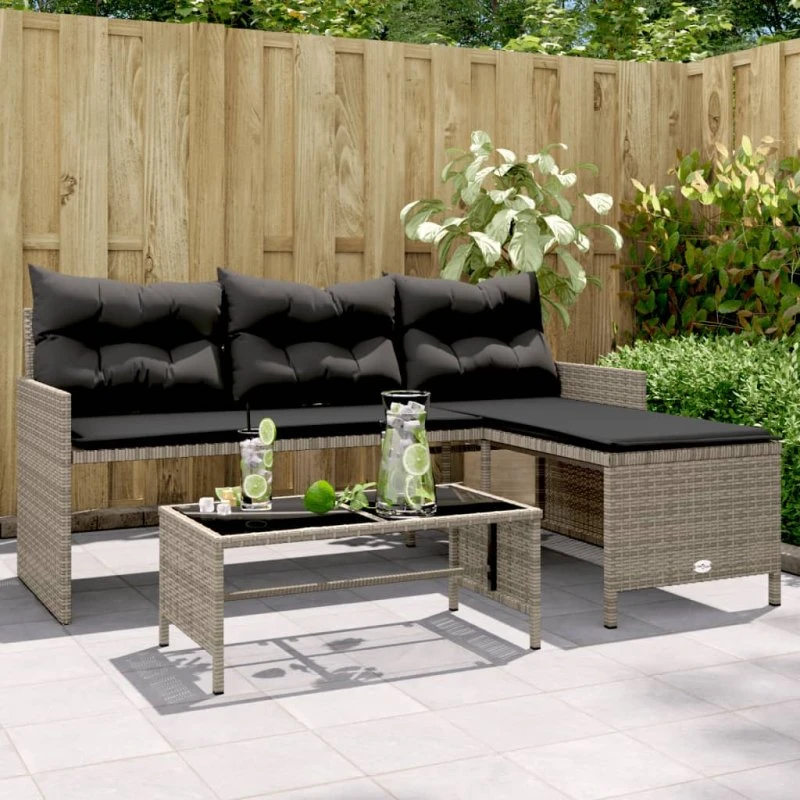 L-formet havesofa i grå polyrattan med bord og hynder