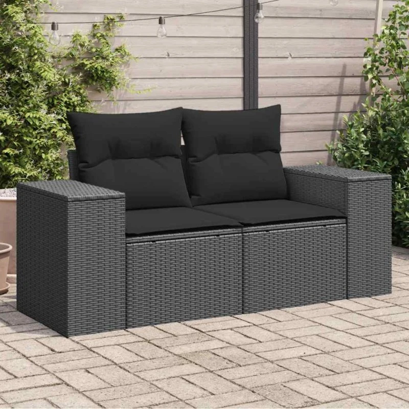2-personers havesofa i sort polyrattan med hynder