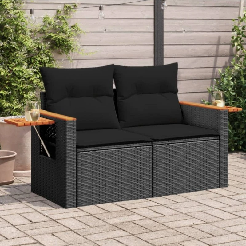 2-personers havesofa i sort polyrattan med hynder