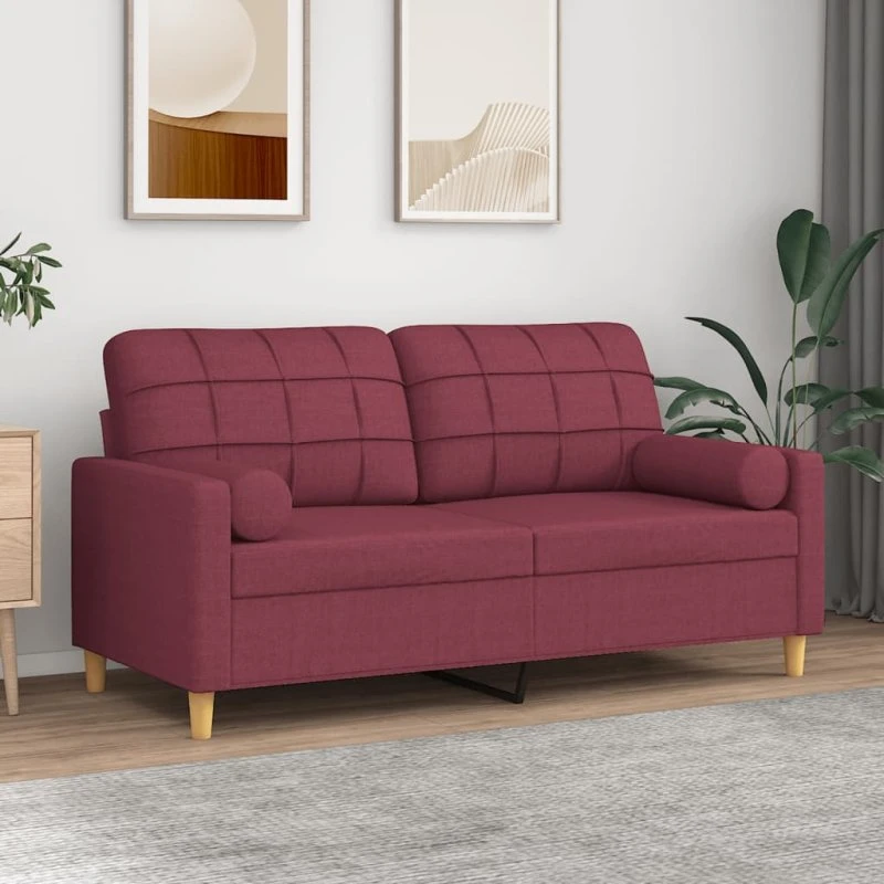 2-personers vinrød stofsofa 140 cm med pyntepuder