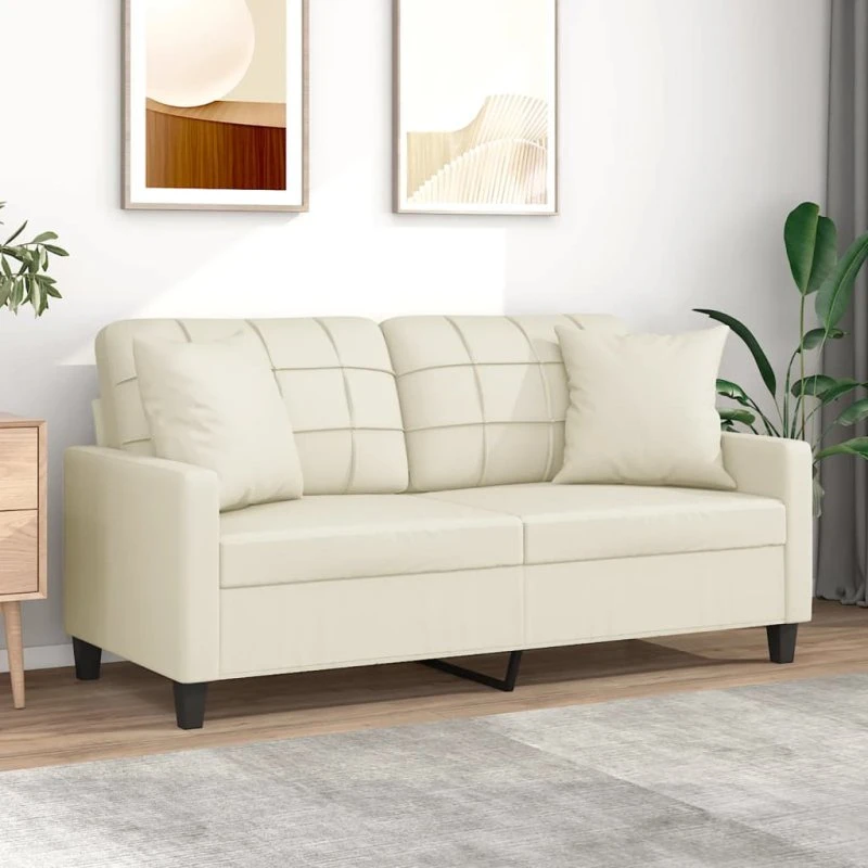 2-personers sofa 140 cm i creme kunstlæder med pyntepuder