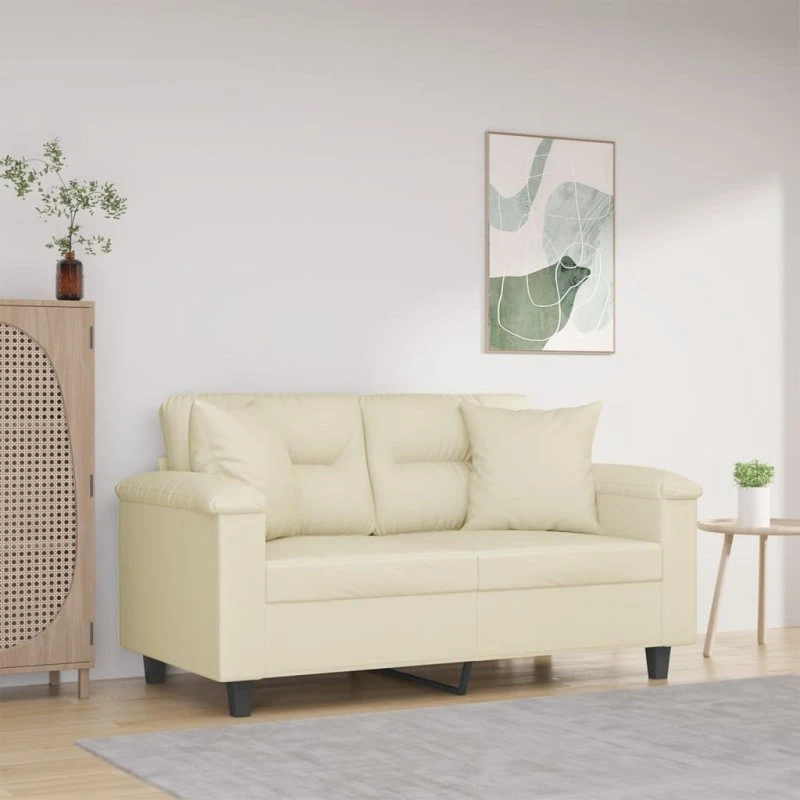 2-personers sofa i creme kunstlæder 120 cm med pyntepuder