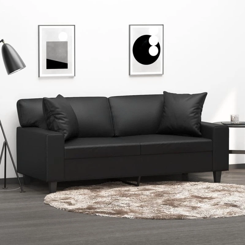 2-personers sofa 140 cm i sort kunstlæder med pyntepuder