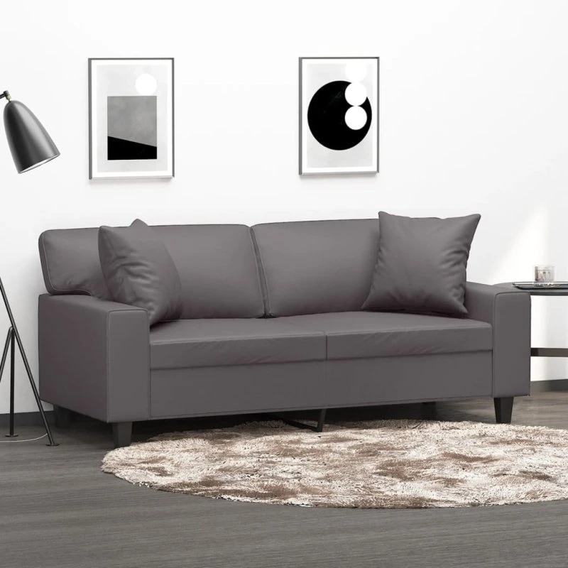2-personers sofa 140 cm i gråt kunstlæder med pyntepuder