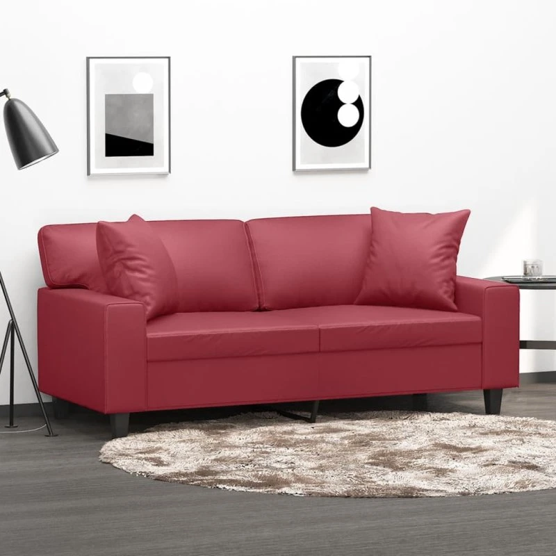 2-personers sofa 140 cm vinrød kunstlæder med pyntepuder