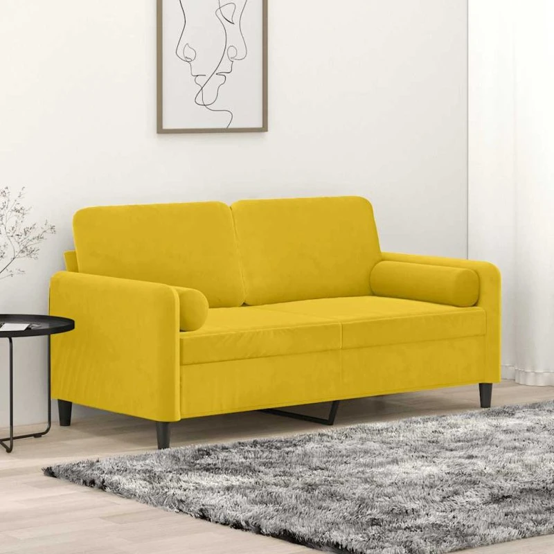 2-personers velour sofa 140 cm – gul med pyntepuder