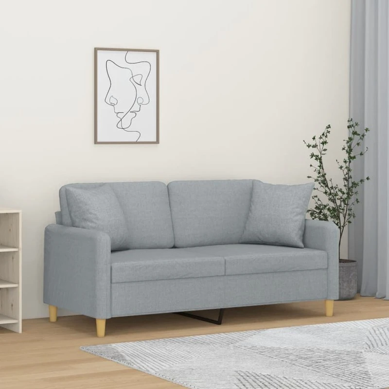 2-personers sofa 140 cm i lysegråt stof med pyntepuder