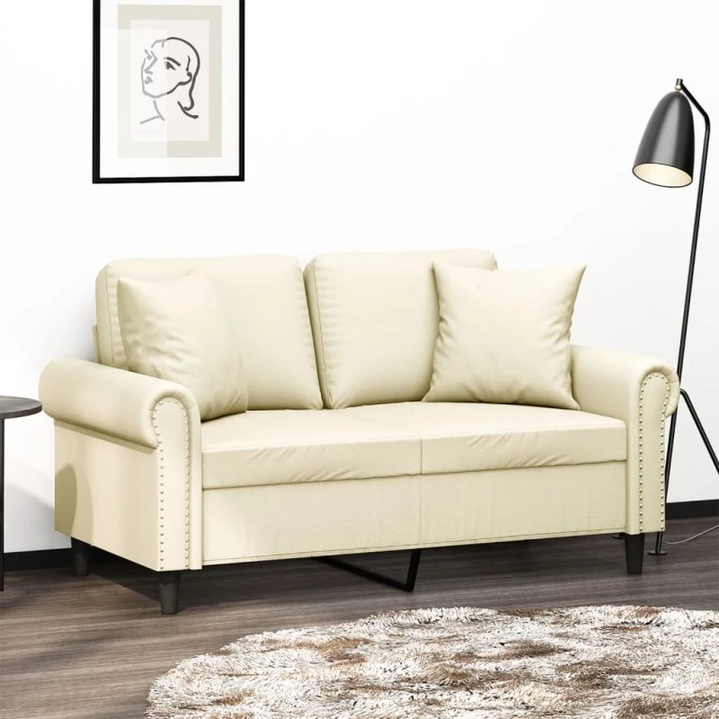 2-personers sofa i creme kunstlæder 120 cm med pyntepuder
