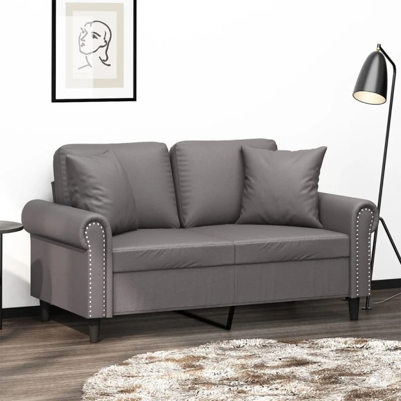 2-personers sofa 120 cm i gråt kunstlæder med pyntepuder