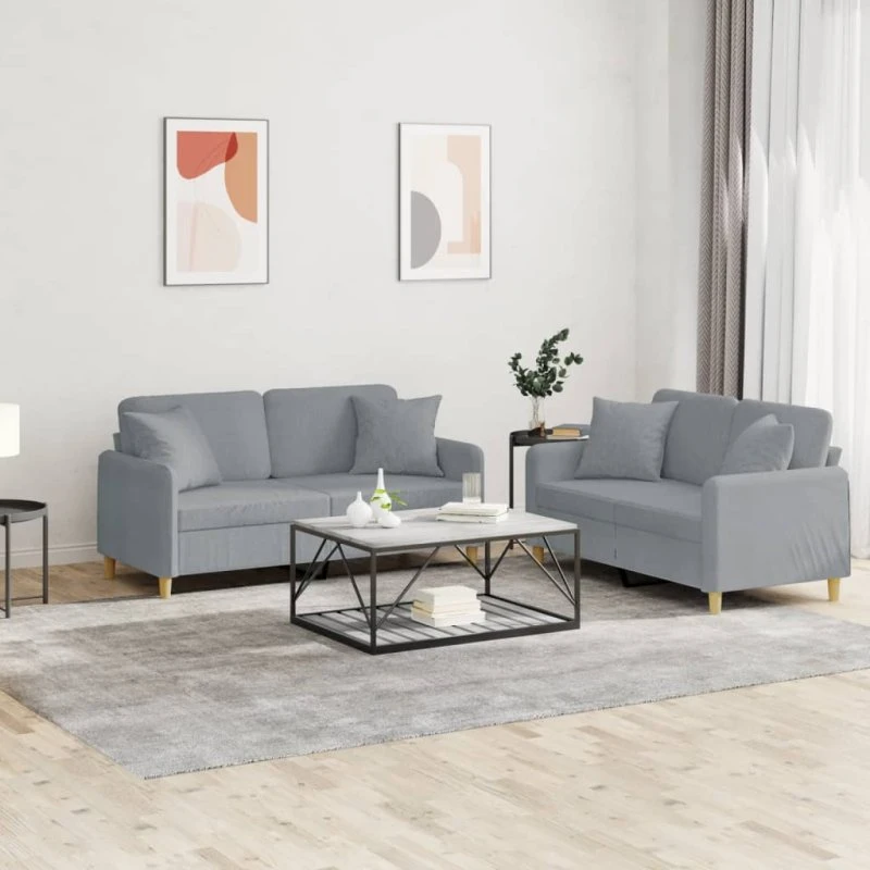 2-personers sofasæt i lysegråt stof med puder