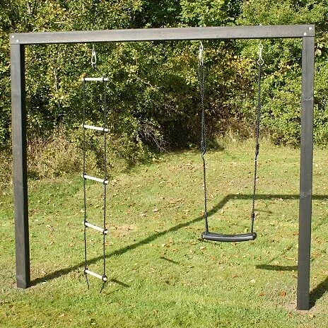 Nordic Play Arthur gyngestativ med gynge og rebstige, sort