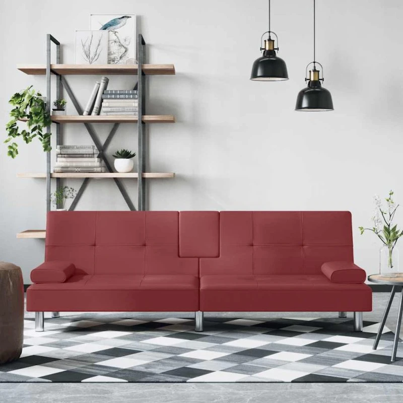 Sovesofa i vinrød kunstlæder med kopholdere