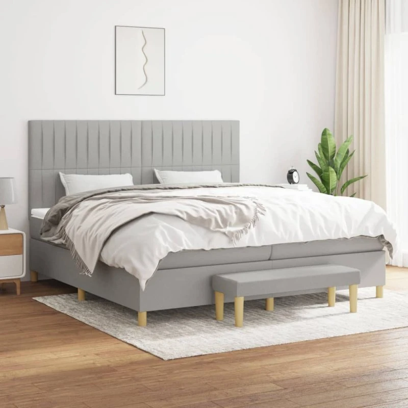 Kontinentalseng 200x200 cm i lysegråt stof med pocketmadras