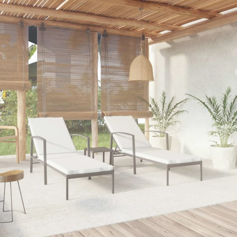Liggestole 2 stk. med bord i sort polyrattan