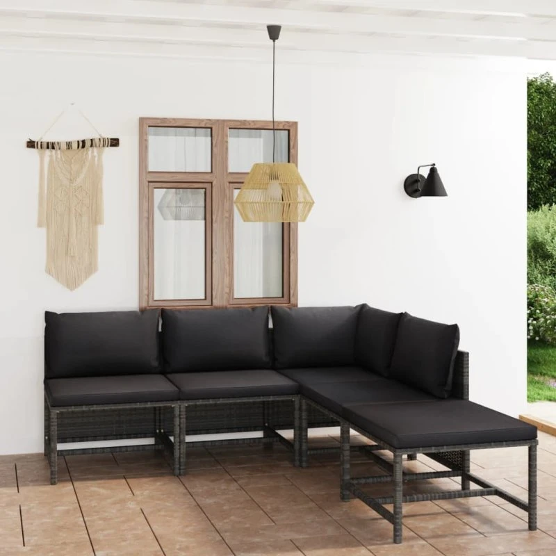 5-dele loungesæt i grå polyrattan med hynder
