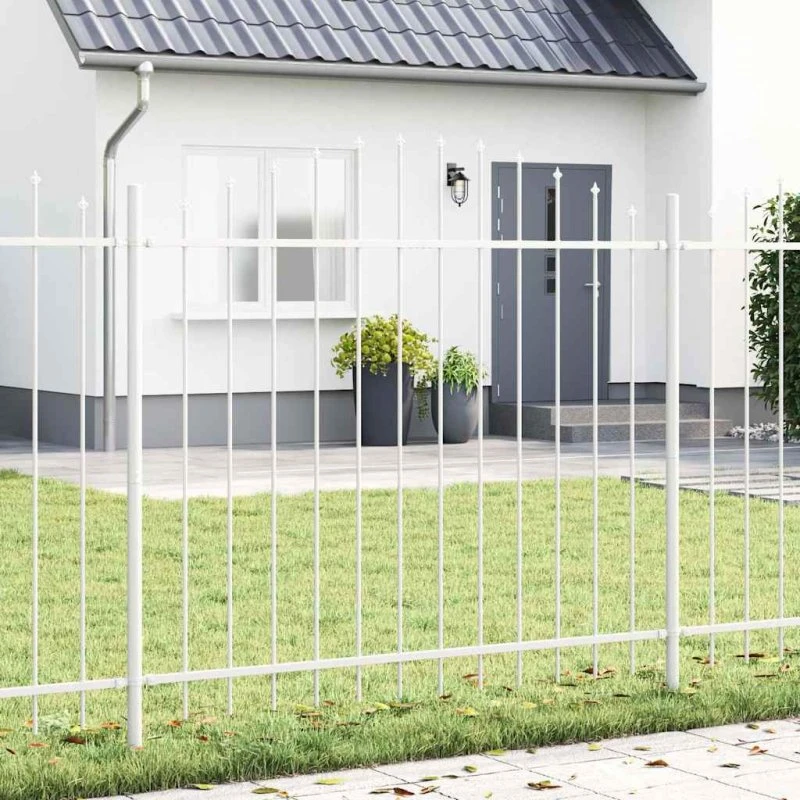 Hvid pulverlakeret havehegn i stål – moderne og holdbart