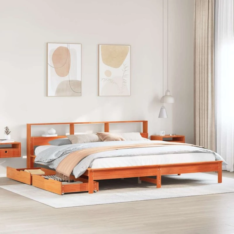 Seng 200x200 cm i massivt fyrretræ med reol, gyldenbrun