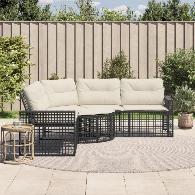 L-formet havesofa i sort polyrattan med hynder og fodskammel