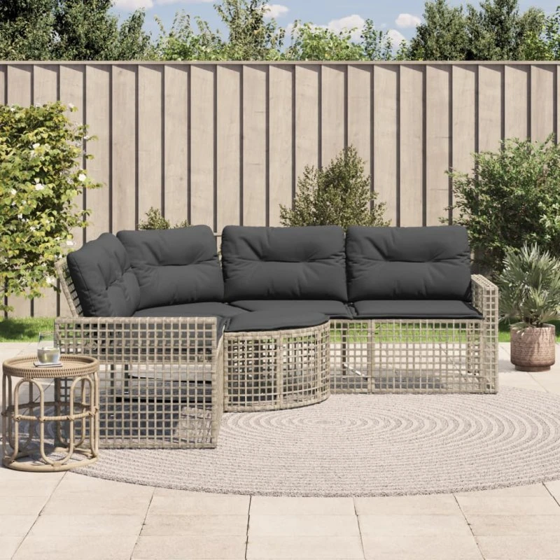 L-formet havesofa i lysegrå polyrattan med hynder og fodskammel